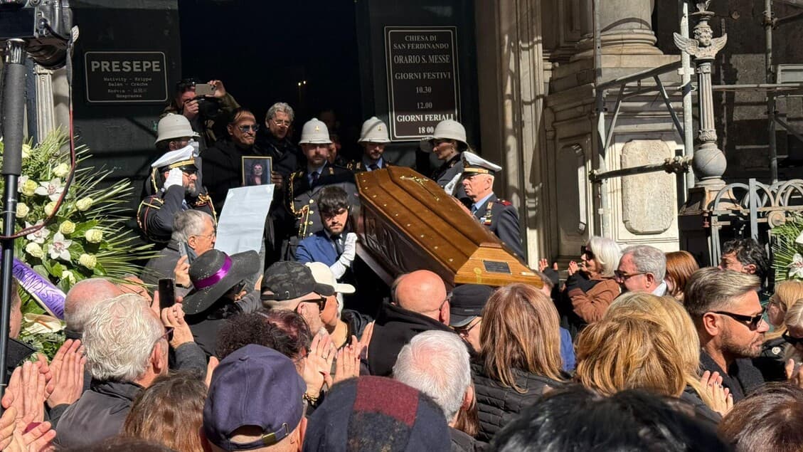 Addio ad Angela Luce: Napoli piange la regina della canzone napoletana