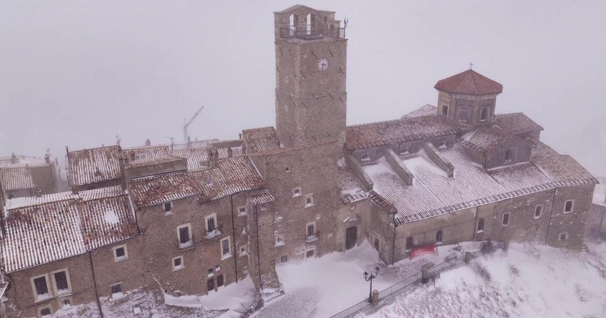 Castel del Monte sotto la neve: bufera senza tregua in Abruzzo
