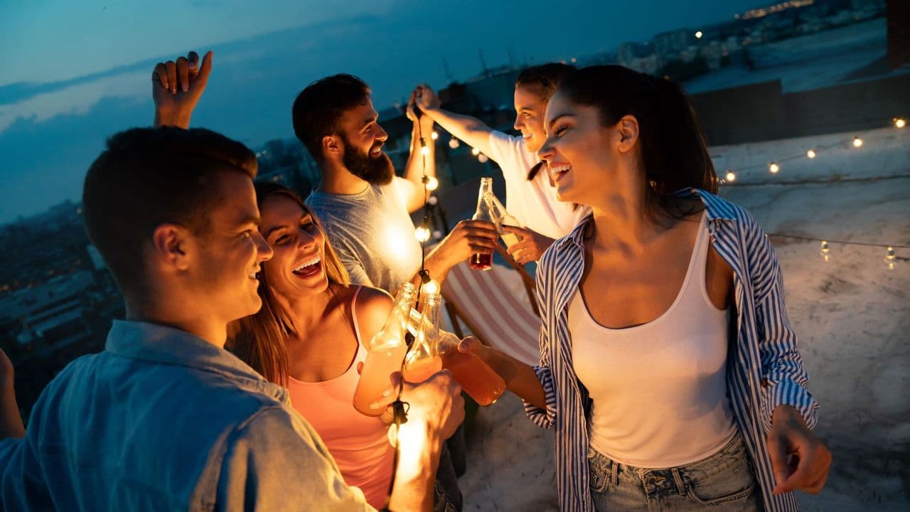 Birra al melograno: la Gen Z trasforma l'aperitivo in gesto identitario