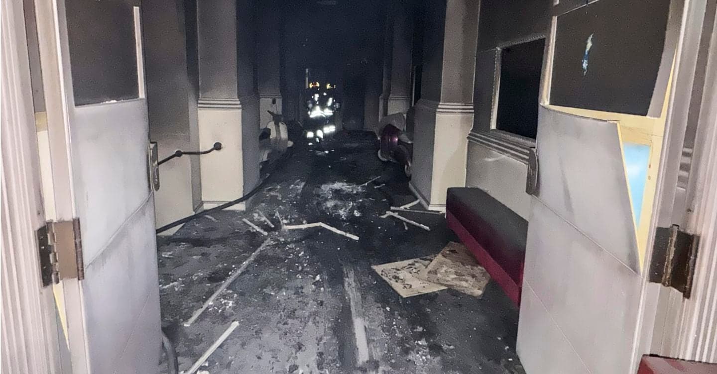 Incendio al Teatro Sannazaro: evacuati 22 appartamenti a Napoli