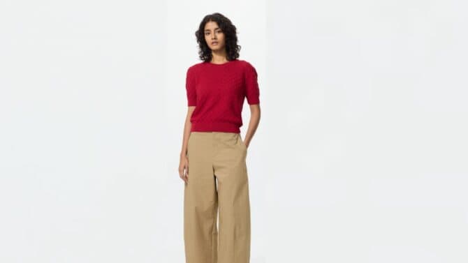 I pantaloni beige Uniqlo conquistano tutte: il capo jolly a 40€
